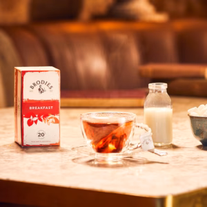 Teetasse, Teepackung, Milchflasche