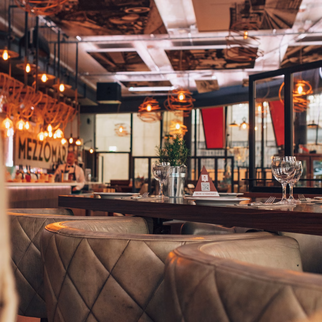 Sessel und Tische in Restaurant