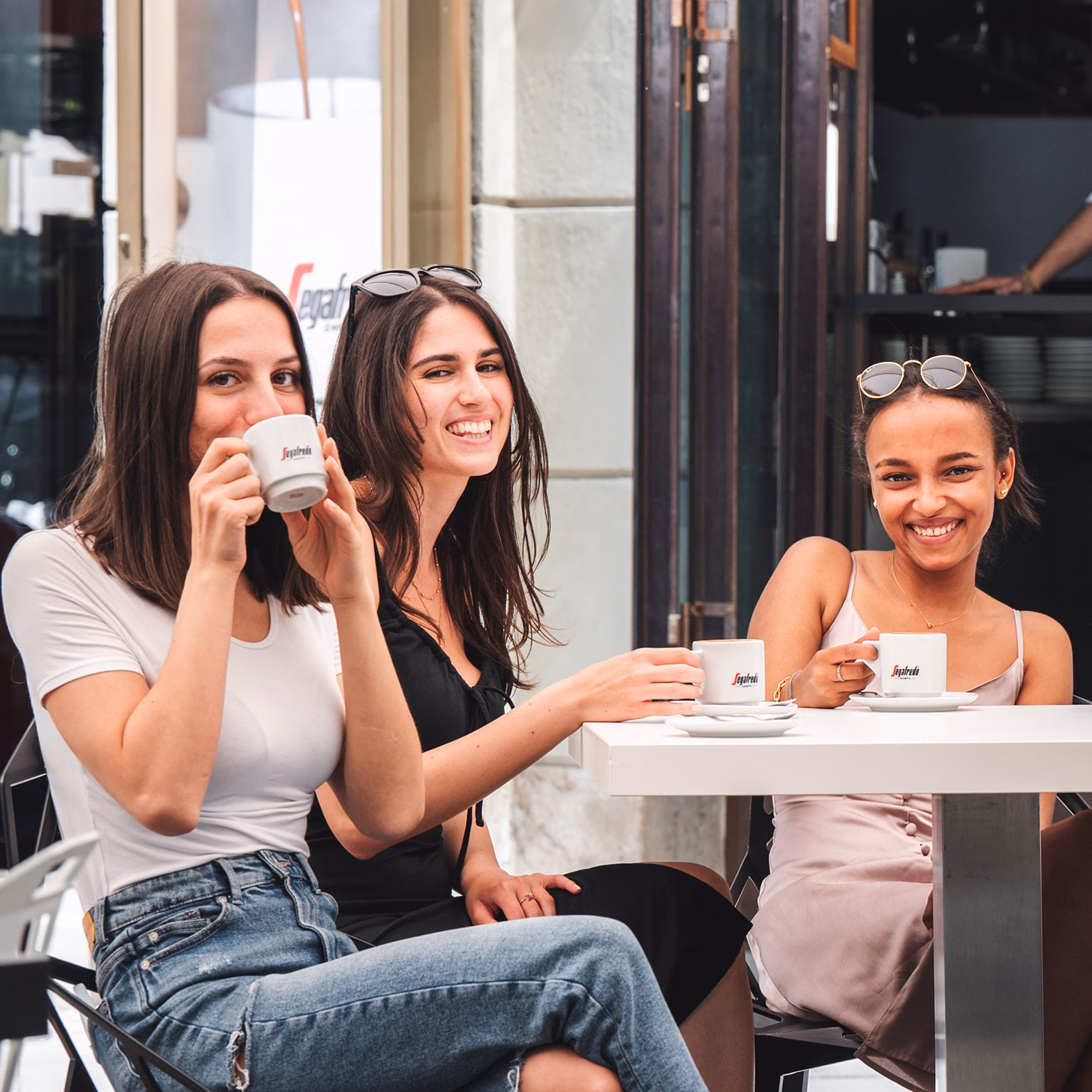 3 Frauen beim Kaffeetrinken