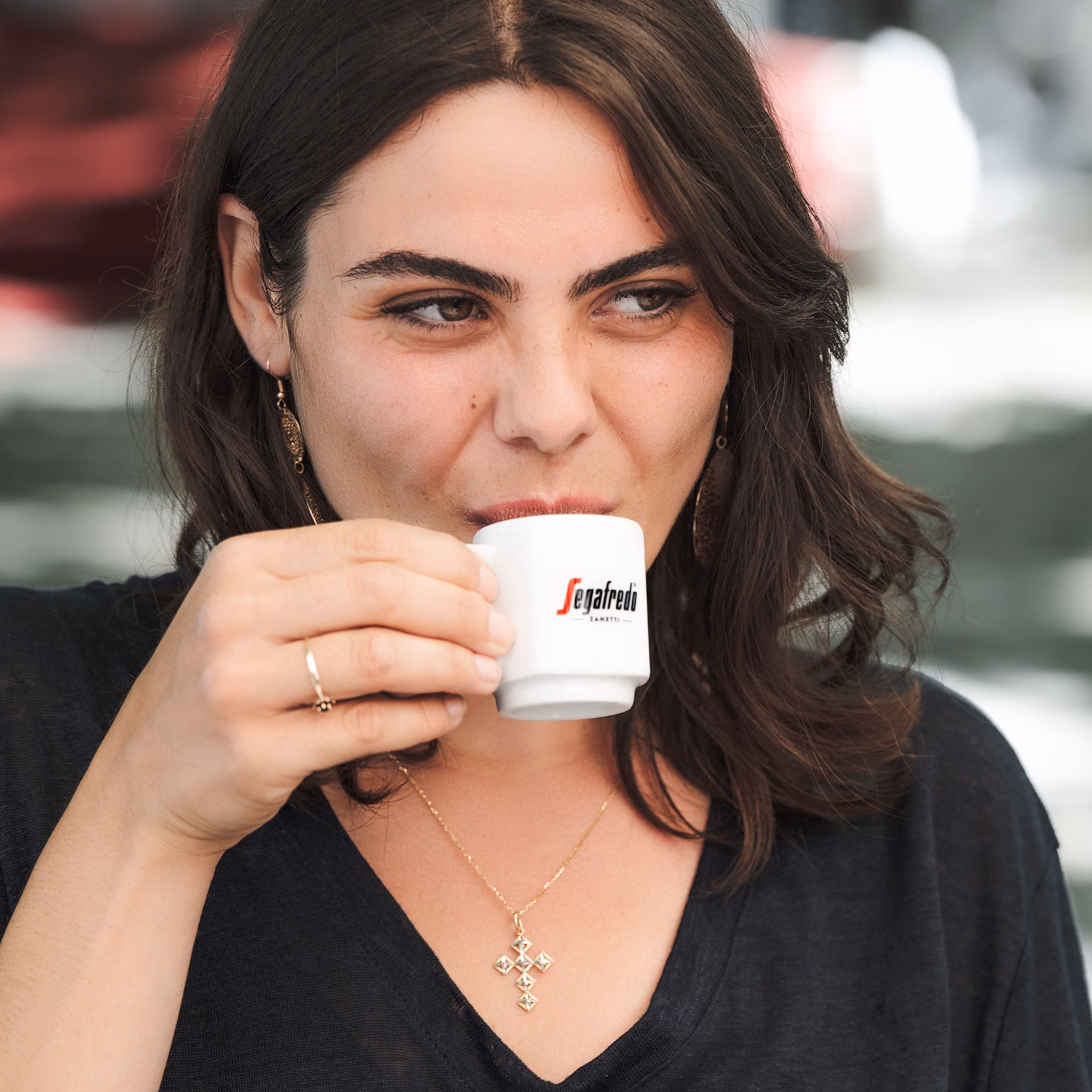 Frau beim Kaffeetrinken