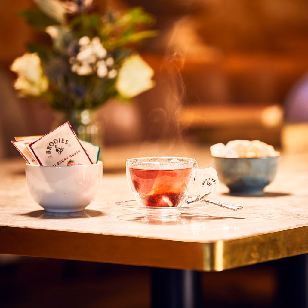 Teetasse, Schale mit Teebeuteln, Schale mit Zucker auf Tisch
