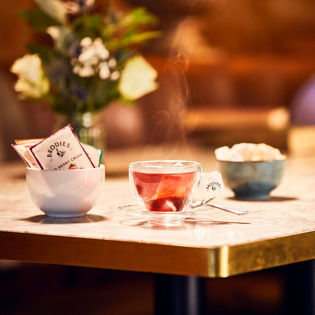 Teetasse, Schale mit Teebeuteln, Schale mit Zucker auf Tisch