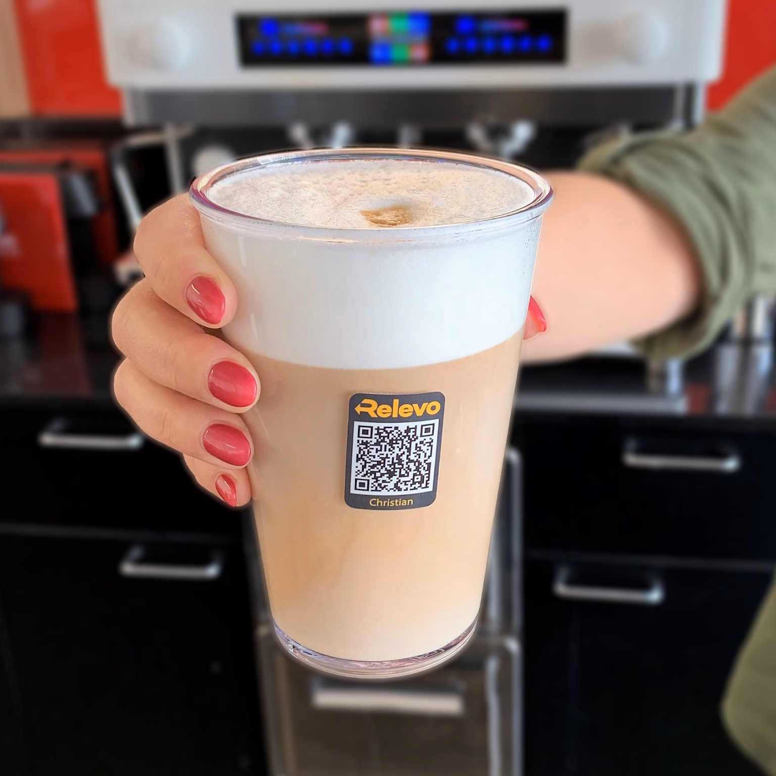 Hand, die Latte Macchiato reicht