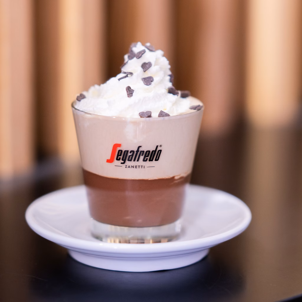 Hot Ciok mit Sahnehaube in Segafredo Glas