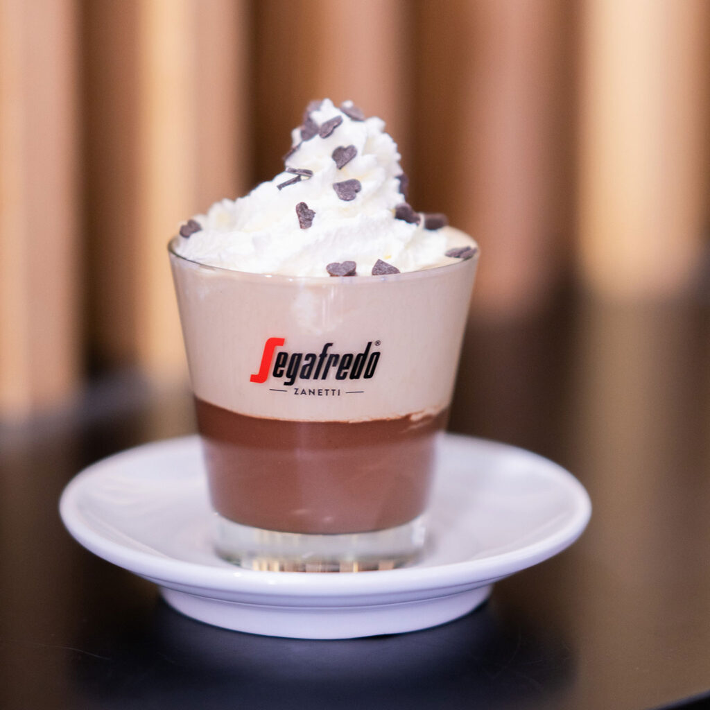 Hot Ciok mit Sahnehaube in Segafredo Glas