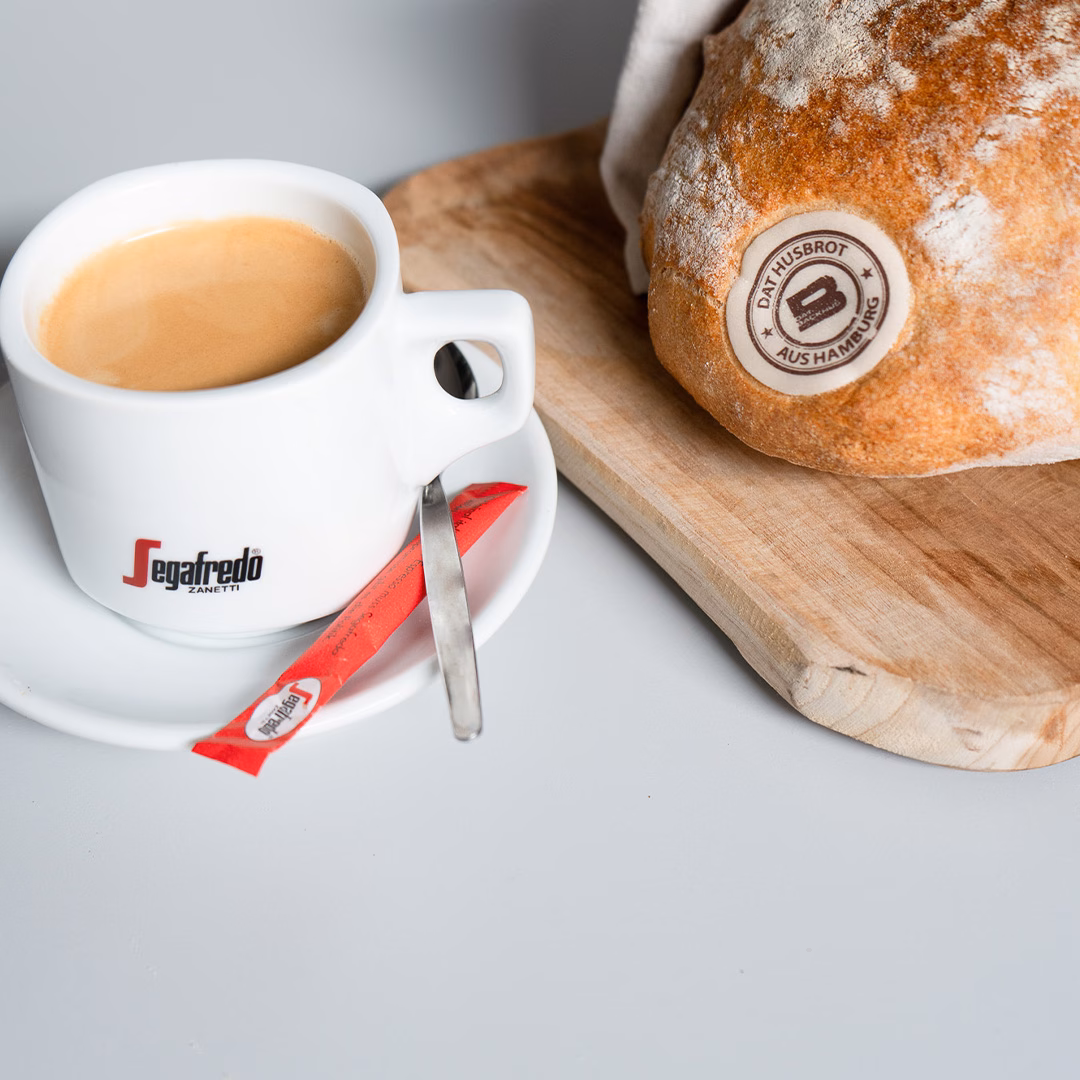 Kaffeetasse und Brot