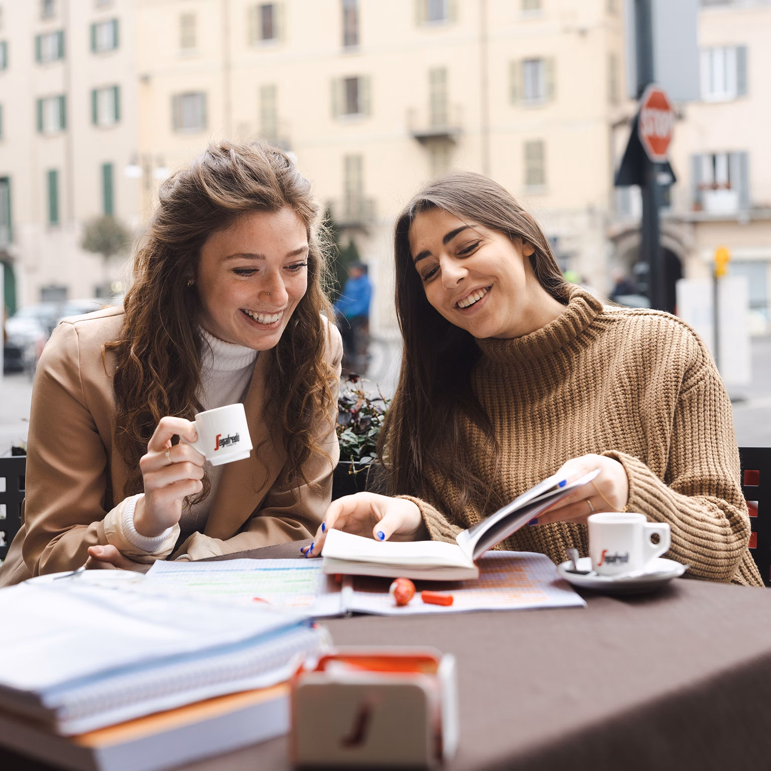 2 Frauen beim Kaffeetrinken mit Buch