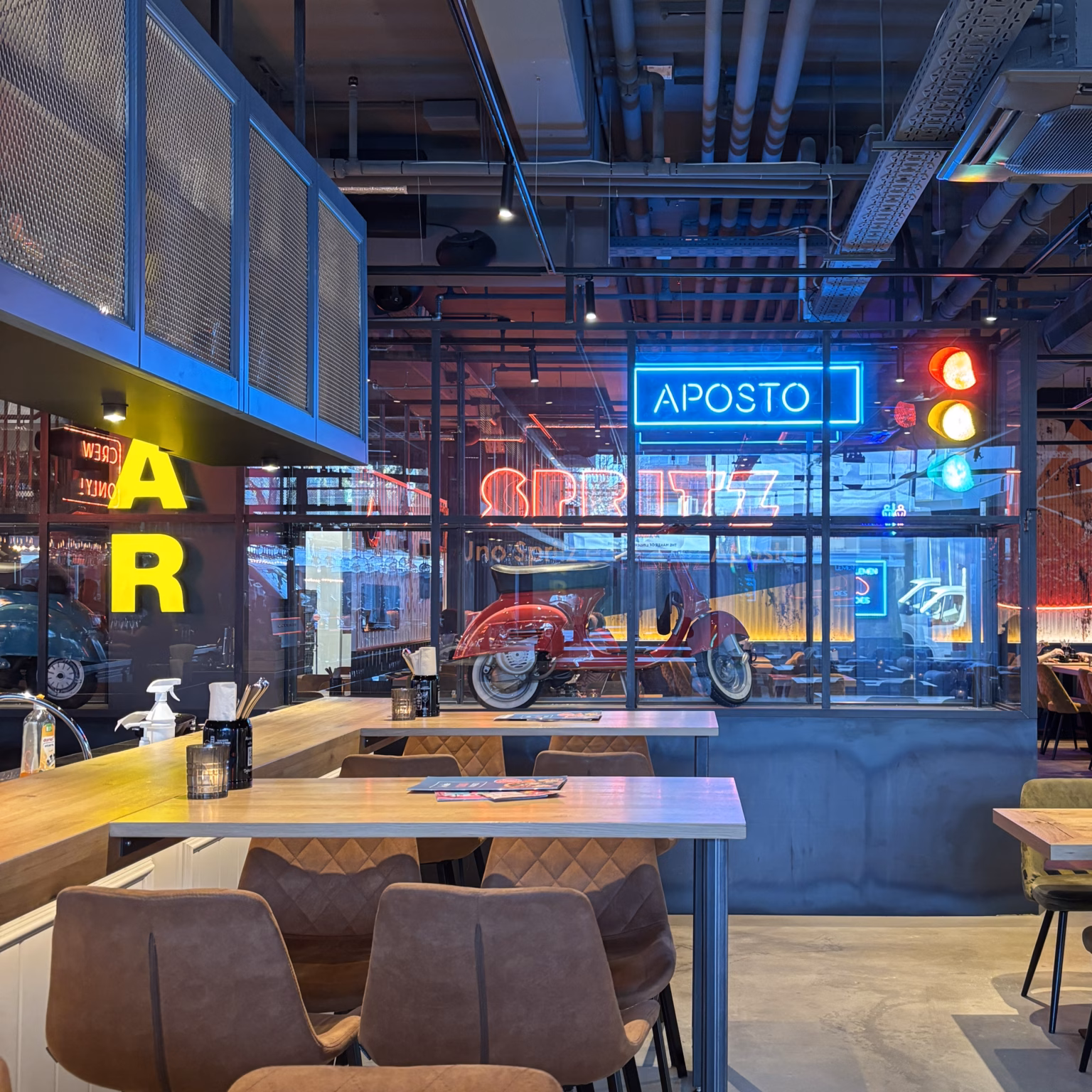 Restaurant mit Stühlen, Tischen und Leuchtreklame