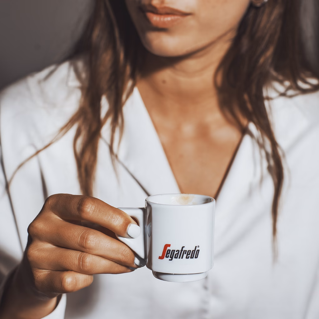 Frau mit Tasse